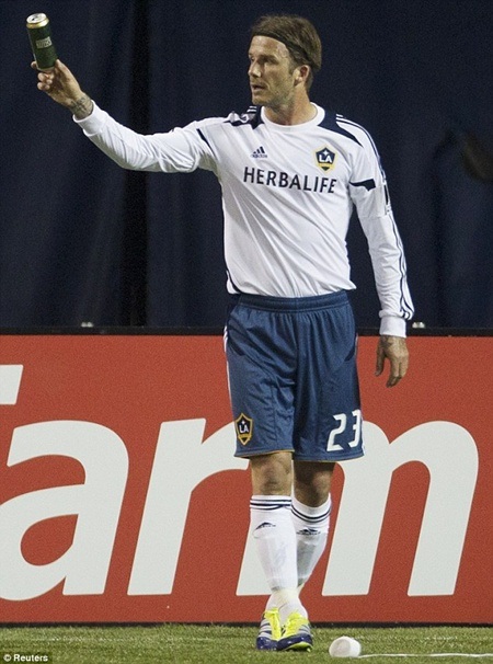 Beckham tức giận vì bị fan quá khích ném... lon bia - 1 Beckham tức giận vì bị fan quá khích ném... lon bia