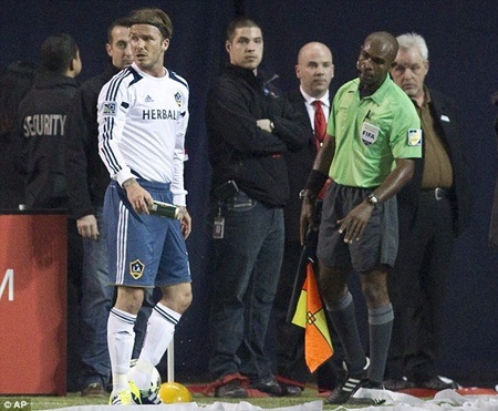 Beckham tức giận vì bị fan quá khích ném... lon bia - 2 Beckham tức giận vì bị fan quá khích ném... lon bia