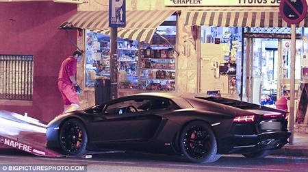 C.Ronaldo dùng siêu xe Lamborghini như... phá! - 6 C.Ronaldo dùng siêu xe Lamborghini như... phá!