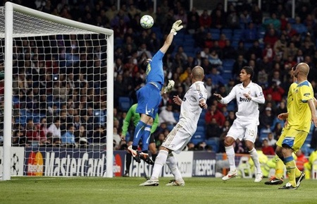 Ronaldo-Kaka tỏa sáng, Real Madrid nghiền nát Apoel - 2 Ronaldo-Kaka tỏa sáng, Real Madrid nghiền nát Apoel