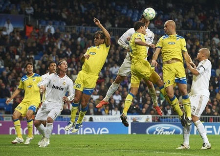 Ronaldo-Kaka tỏa sáng, Real Madrid nghiền nát Apoel - 3 Ronaldo-Kaka tỏa sáng, Real Madrid nghiền nát Apoel