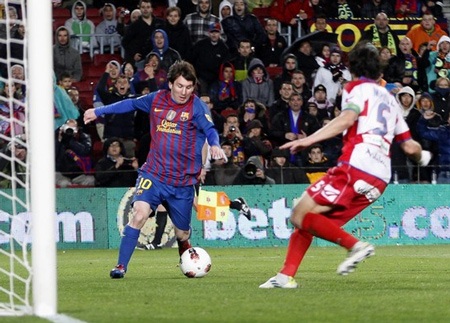 Messi đi vào lịch sử, Barcelona hạ gục Granada