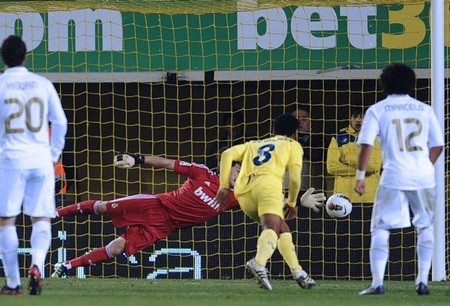 Real Madrid hụt bước ở El Madrigal trong trận cầu bị 4 thẻ đỏ