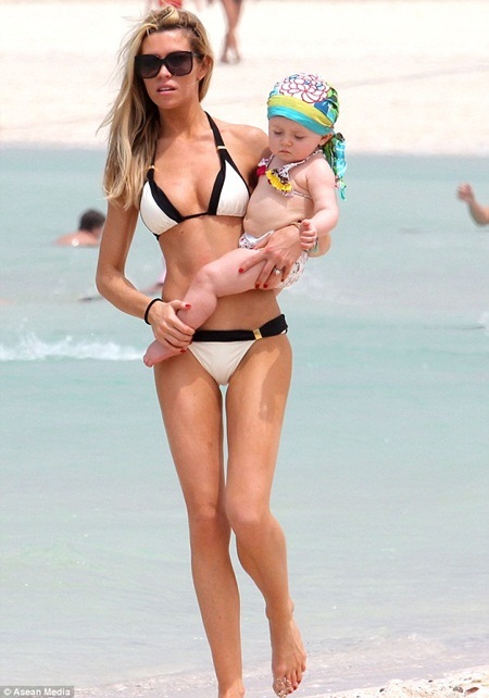 Vợ “sếu vườn” Peter Crouch đẹp ngỡ ngàng tại Dubai