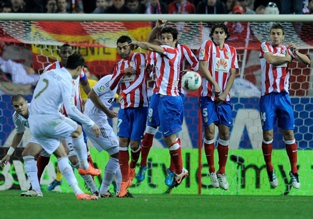 C. Ronaldo lập hattrick, Real Madrid thắng lớn trận derby