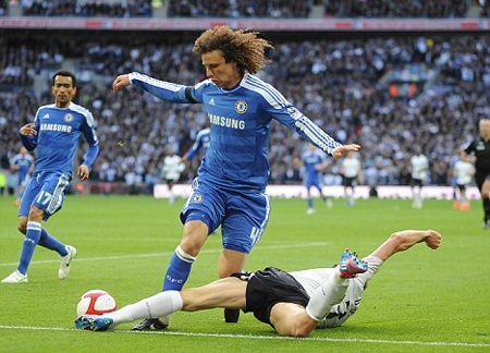 David Luiz tái xuất để cứu rỗi hàng thủ Chelsea - 1 David Luiz tái xuất để cứu rỗi hàng thủ Chelsea