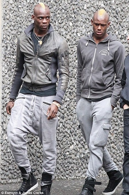 Anh em “ngựa chứng” Balotelli khoe đầu “độc” - 1 Anh em “ngựa chứng” Balotelli khoe đầu “độc”