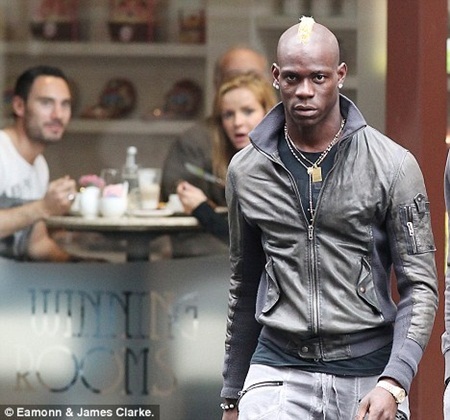 Anh em “ngựa chứng” Balotelli khoe đầu “độc” - 2 Anh em “ngựa chứng” Balotelli khoe đầu “độc”