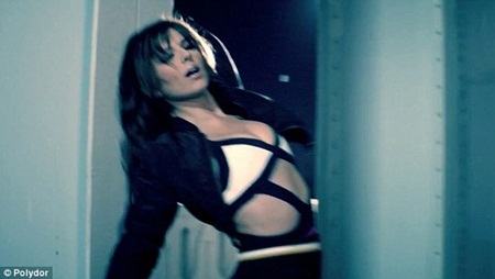 Vợ cũ Ashley Cole trầm cảm vì thiếu “chuyện phòng the”