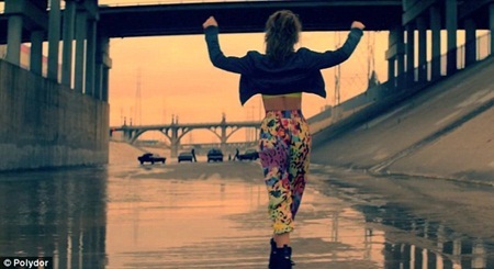 Vợ cũ Ashley Cole trầm cảm vì thiếu “chuyện phòng the”