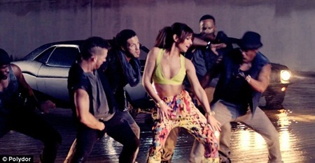 Vợ cũ Ashley Cole trầm cảm vì thiếu “chuyện phòng the”