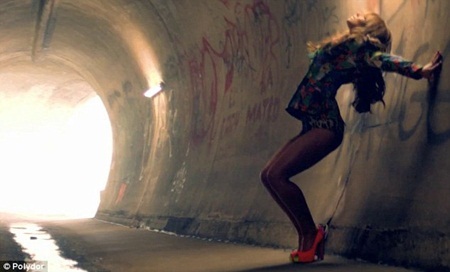 Vợ cũ Ashley Cole trầm cảm vì thiếu “chuyện phòng the”