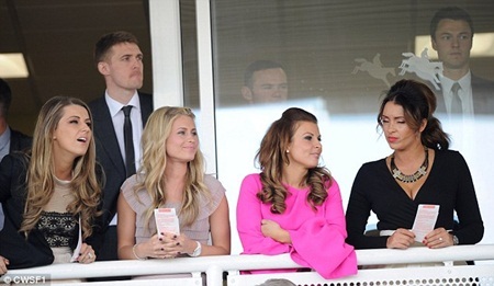 Vợ Wayne Rooney “lấn át” dàn người đẹp tại trường đua Aintree - 9 Vợ Wayne Rooney “lấn át” dàn người đẹp tại trường đua Aintree