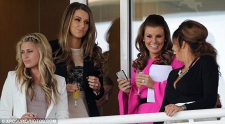 Vợ Wayne Rooney “lấn át” dàn người đẹp tại trường đua Aintree - 10 Vợ Wayne Rooney “lấn át” dàn người đẹp tại trường đua Aintree