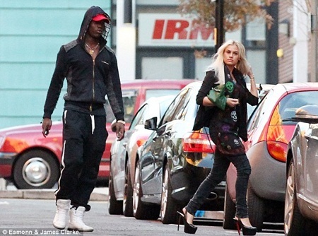 “Ngựa chứng” Balotelli tằng tịu với cả em họ Rooney - 4 “Ngựa chứng” Balotelli tằng tịu với cả em họ Rooney