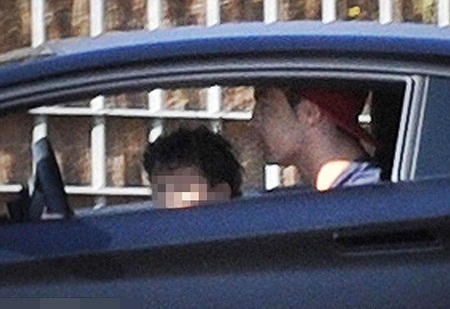 C. Ronaldo dù bế con vẫn “đua” tốc độ