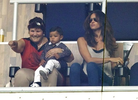 C. Ronaldo dù bế con vẫn “đua” tốc độ