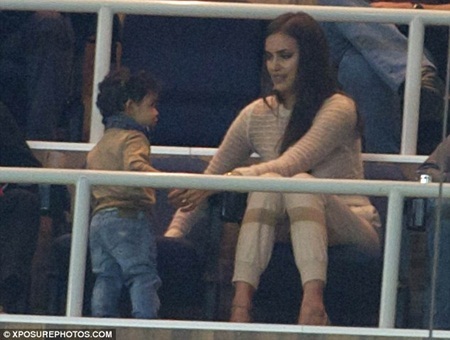 C. Ronaldo dù bế con vẫn “đua” tốc độ