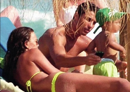 C. Ronaldo dù bế con vẫn “đua” tốc độ