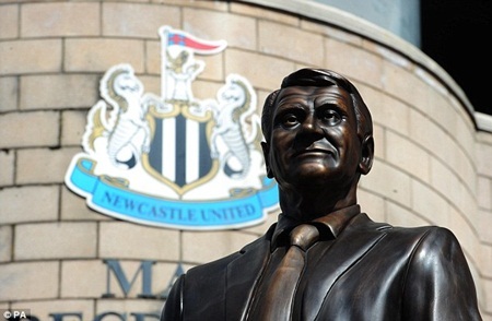 Newcastle dựng tượng tưởng nhớ HLV Bobby Robson - 4 Newcastle dựng tượng tưởng nhớ HLV Bobby Robson