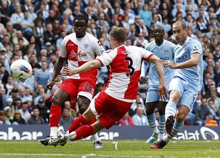 Thắng nghẹt thở QPR, Man City lên ngôi vô địch Premier League