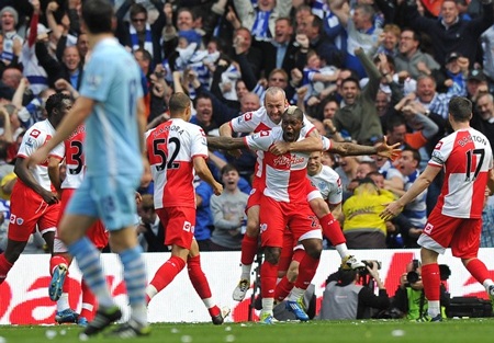 Thắng nghẹt thở QPR, Man City lên ngôi vô địch Premier League