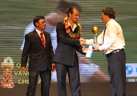 Thành Lương đoạt Quả bóng Vàng Việt Nam 2011