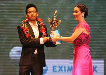 Thành Lương đoạt Quả bóng Vàng Việt Nam 2011
