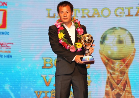 Thành Lương đoạt Quả bóng Vàng Việt Nam 2011