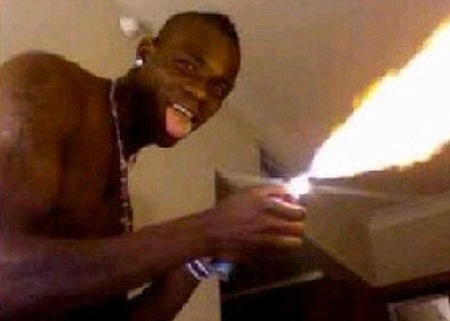 “Ngựa chứng” Balotelli lại nghịch dại với lửa - 1 “Ngựa chứng” Balotelli lại nghịch dại với lửa