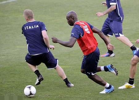 Kẻ gây rối Balotelli: “Tôi là thiên tài” - 1 Kẻ gây rối Balotelli: “Tôi là thiên tài” - 1