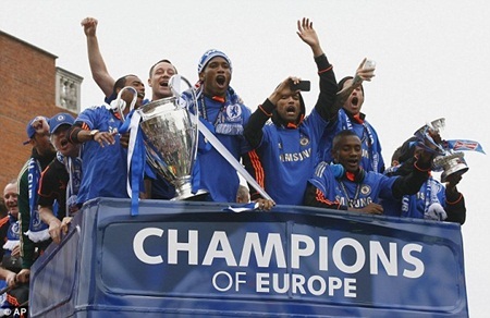 Chelsea được chào đón nồng nhiệt trong ngày trở về London - 3 Chelsea được chào đón nồng nhiệt trong ngày trở về London