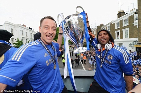 Chelsea được chào đón nồng nhiệt trong ngày trở về London - 4 Chelsea được chào đón nồng nhiệt trong ngày trở về London