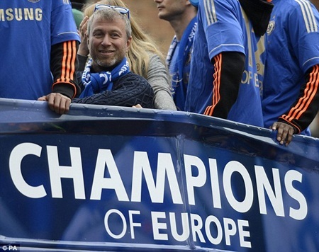 Chelsea được chào đón nồng nhiệt trong ngày trở về London - 5 Chelsea được chào đón nồng nhiệt trong ngày trở về London