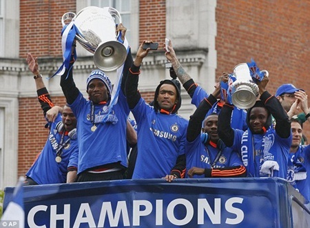 Chelsea được chào đón nồng nhiệt trong ngày trở về London - 7 Chelsea được chào đón nồng nhiệt trong ngày trở về London