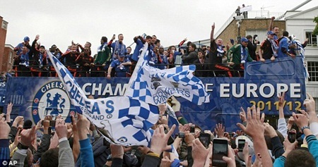 Chelsea được chào đón nồng nhiệt trong ngày trở về London - 8 Chelsea được chào đón nồng nhiệt trong ngày trở về London
