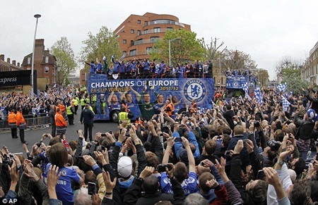 Chelsea được chào đón nồng nhiệt trong ngày trở về London - 10 Chelsea được chào đón nồng nhiệt trong ngày trở về London