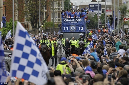 Chelsea được chào đón nồng nhiệt trong ngày trở về London - 11 Chelsea được chào đón nồng nhiệt trong ngày trở về London