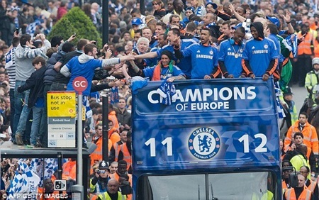 Chelsea được chào đón nồng nhiệt trong ngày trở về London - 12 Chelsea được chào đón nồng nhiệt trong ngày trở về London