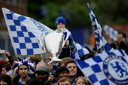 Chelsea được chào đón nồng nhiệt trong ngày trở về London - 13 Chelsea được chào đón nồng nhiệt trong ngày trở về London