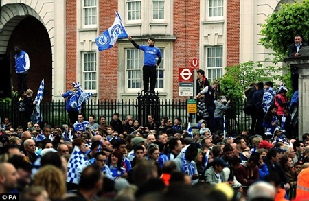 Chelsea được chào đón nồng nhiệt trong ngày trở về London - 15 Chelsea được chào đón nồng nhiệt trong ngày trở về London