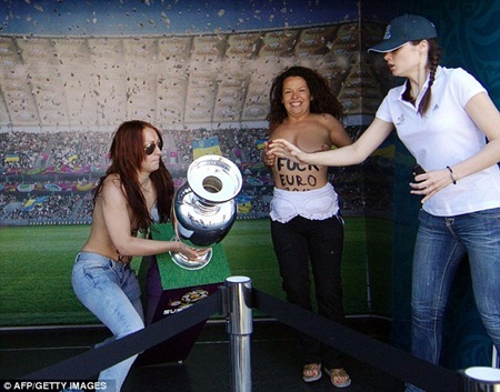 Kiều nữ phản đối Euro 2012 bằng cách… ăn trộm cúp vô địch