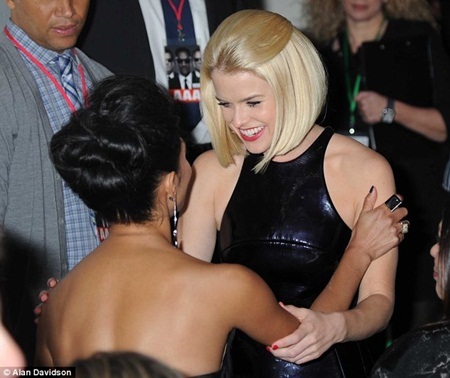 Lewis Hamilton ‘tay trong tay’ người đẹp ra mắt phim đầu tay