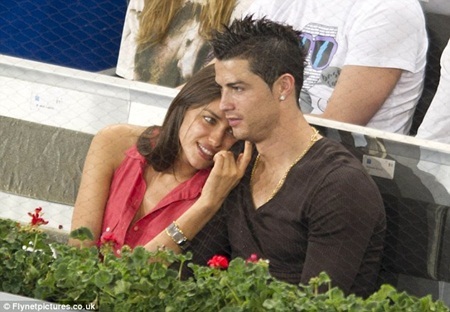 C.Ronaldo công khai hôn người yêu giữa chốn đông người