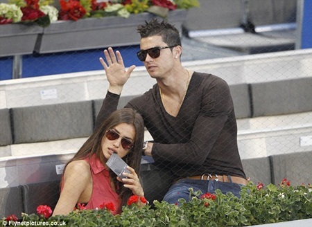 C.Ronaldo công khai hôn người yêu giữa chốn đông người