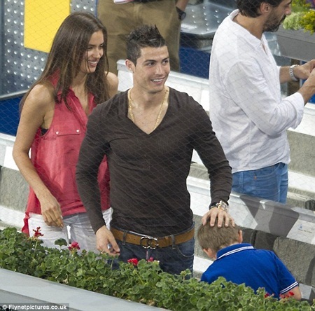 C.Ronaldo công khai hôn người yêu giữa chốn đông người