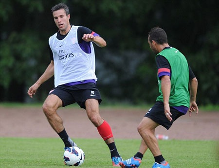 MU đưa mức giá lên 15 triệu bảng để mua Van Persie - 1 Van Persie vẫn chưa thể rời Arsenal