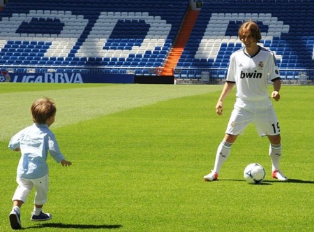 Luka Modric chơi đùa cùng cậu con trai ở sân Bernabeu