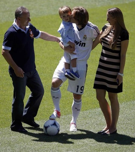 Luka Modric bên cạnh vợ Vanja và cậu con trai Ivano