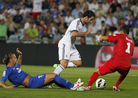 Higuain đưa Real Madrid vượt lên dẫn trước